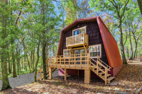 Private Lake&Beach w Golf, Fire Pit, Deck & WiFi!